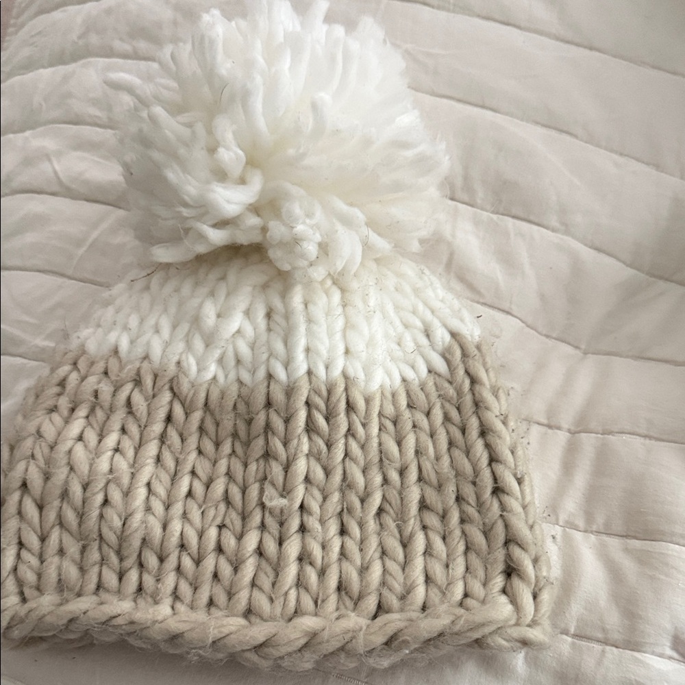 Free people Cozy Knit Pom-Pom Beanie - White and Tan